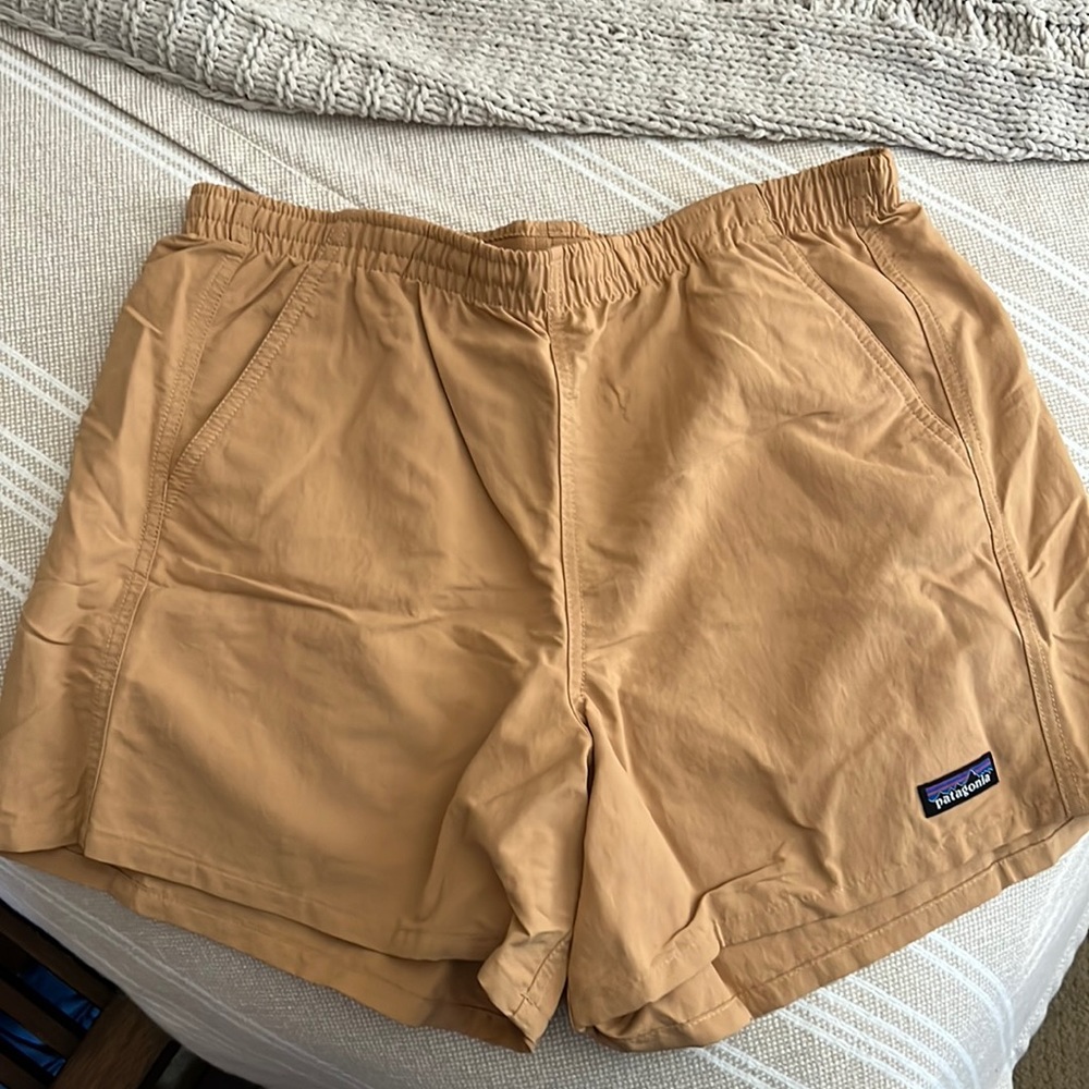 Patagonia Baggies in Dark Carmel 5” inseam Women’s M
